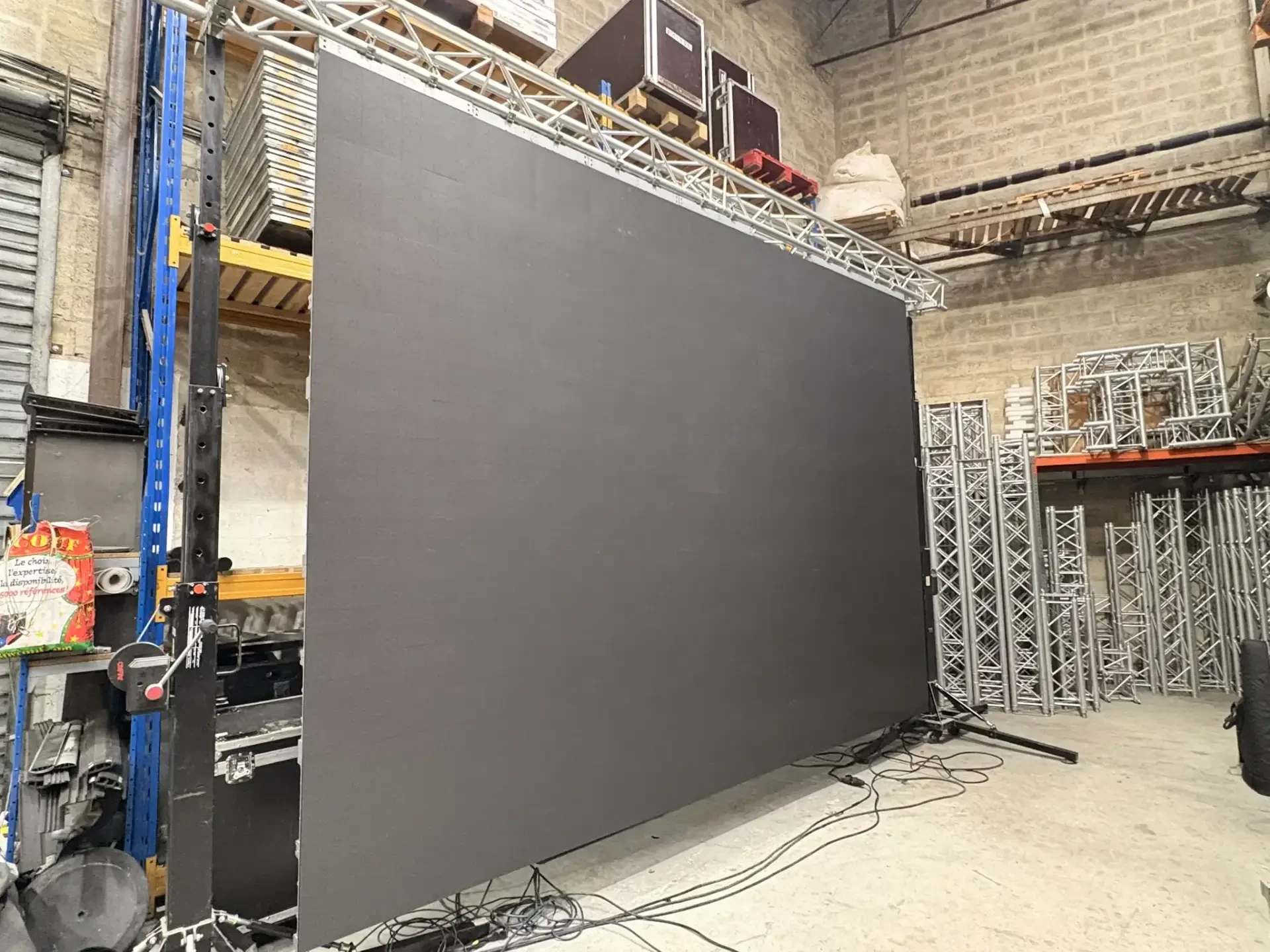 1. Location d’écran Led plein et transparents, vidéoprojecteur et Holofan avec technicien.