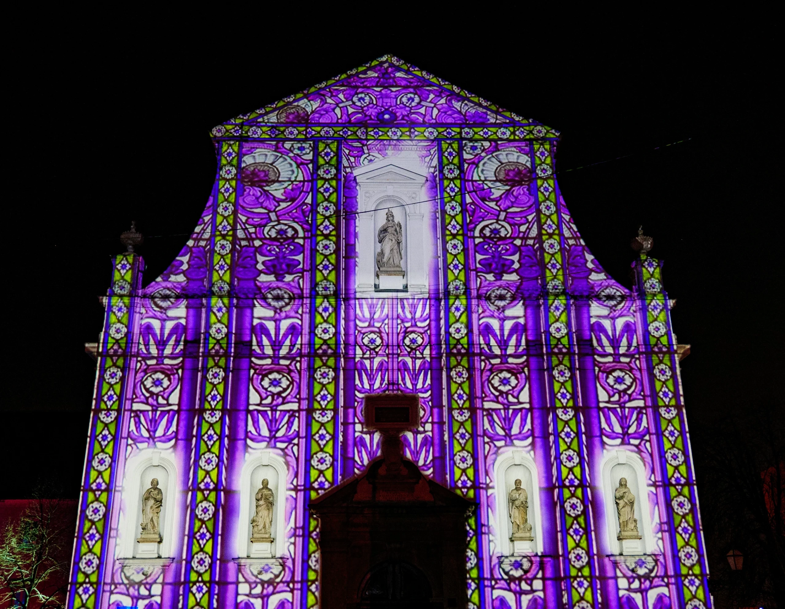 2. Mapping-vidéo monumental et objets et formes.